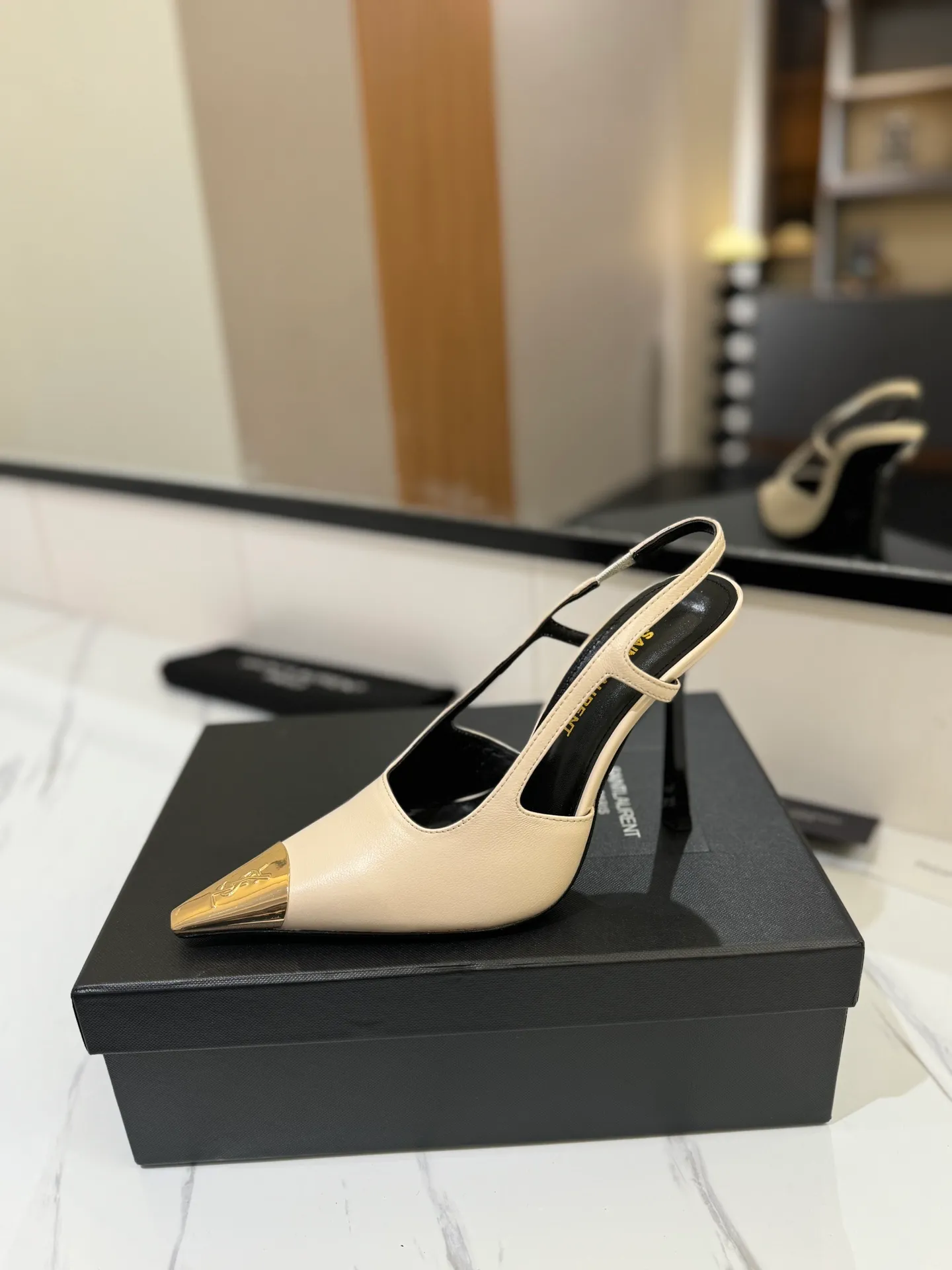 👟👟Ex-factory price 600👟👟 saint laurent ss24 new arrival～ Saint Laurent ysl 2024 spring and summer｜New high-heeled shoes🆕 Beautiful, refined and elegant! The 10cm foot is very stable, so feel free to put it in! The heel is custom-made from a new mold, and the height is the same as the original one. Various incorrect versions are % high-end and sexy, YSL still understands women best❤️ ⚠️The entire upper and lining are made of one piece without joints, which consumes more materials and costs more! Moreover, the material, fabric and lining are all made from more than 20 pieces of genuine custom-made calfskin. The upper is made of custom-made calfskin, the lining is made of calfskin, and the genuine leather outsole imported from Italy. Heel height: 10cm. Size: 35-39 (40 and 41 are custom-made and cannot be returned or exchanged)
